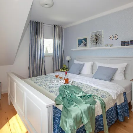 Holiday home Haus Am Meer, Romantische 5-sterne Doppelhaushaelfte Fuer 4 Personen In Zingst